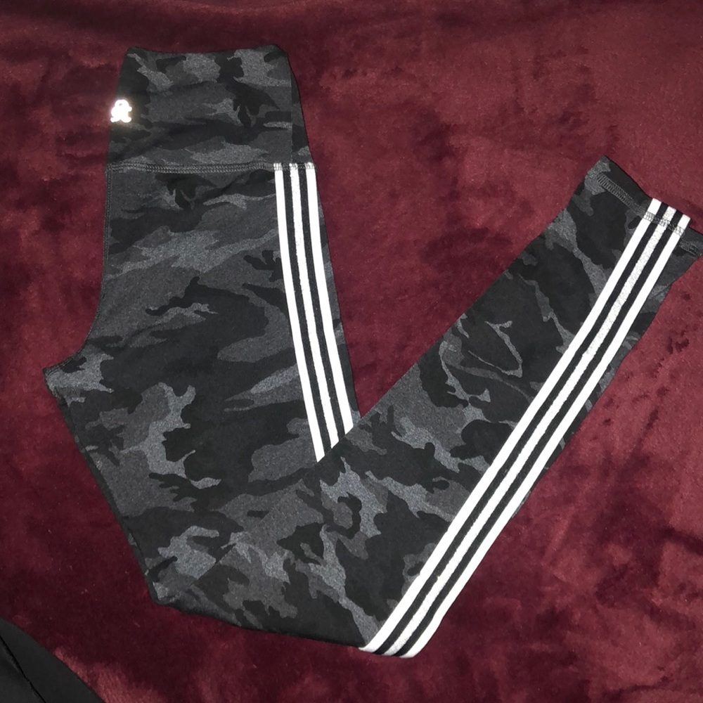 Black and grey camouflage gym leggings